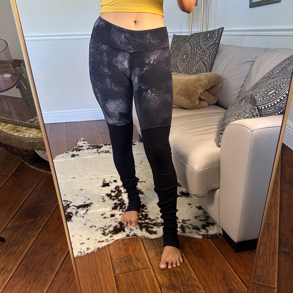 ALO YOGA - Goddess Legging with abstract cosmic print - Size M